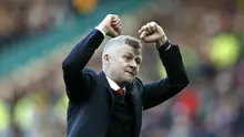 Pelatih Manchester United, Ole Gunnar Solskjaer, merayakan kemenangan atas Watford pada laga Premier League di Stadion Old Trafford, Sabtu (30/3). Manchester United menang 2-1 atas Watford. (AP/Martin Rickett)