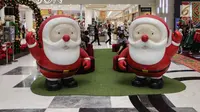 Dua patung Sinterklas menghiasi atrium Lippo Mall Puri, Jakarta, Kamis (29/11). Menyambut libur sekolah dan Natal, Lippo Malls Indonesia menggelar kegiatan dengan tema Holiday Sensation. (Liputan6.com/Fery Pradolo)