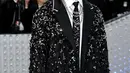 Untuk penampilannya di Met Gala, Cai Xukun memilih mantel Prada berpayet panjang dengan efek pecahan kaca. (Photo by Jamie McCarthy / GETTY IMAGES NORTH AMERICA / Getty Images via AFP)