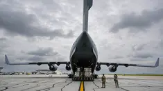 Awak pesawat Angkatan Udara C-17 mulai menurunkan muatan susu formula bayi di Bandara Internasional Indianapolis di Indianapolis, Minggu (22/5/2022). Militer AS telah menerbangkan pesawat C-17 yang membawa lebih dari 35 ton susu formula bubuk Nestl&eacute; Health Science Alfamino Infant dan Alfamino Junior dari Ramstein Air Pangkalan di Jerman. (AP Photo/Michael Conroy)