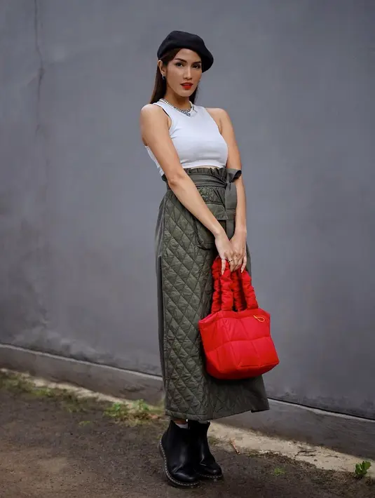<p>Outfit monokrom dapat dipadu dengan memberi sentuhan warna cerah pada tas. Selain itu, quilted skirt warna gelap dan platform ankle boots juga cocok untuk kreasi outfit.</p>