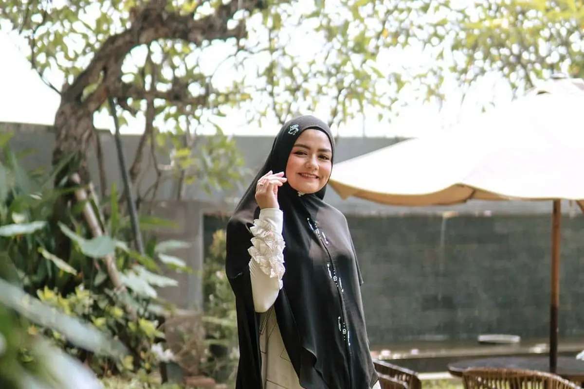 Potret Tika Eks T2 Kenakan Baju Gamis, Bisa Jadi Inspirasi. (Sumber: Instagram/tika_ramlan)