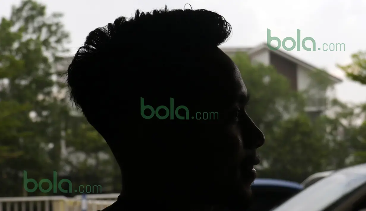Siluet Andik Vermansah dengan rambut barunya di Selangor, Malaysia, Kamis (28/01/2016). (Bola.com/Nicklas Hanoatubun)