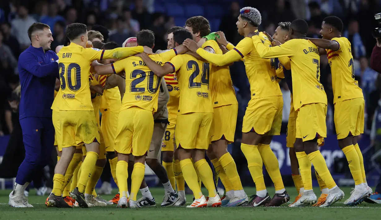 <p>Ini menjadi trofi kedua buat Barcelona di musim ini. Sebelumnya, Barcelona juga meraih trofi Piala Super Spanyol. (AP Photo/Joan Monfort)</p>