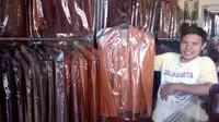 Produk jaket kulit Sukaregang Garut (Liputan6.com/Jayadi Supriadin)