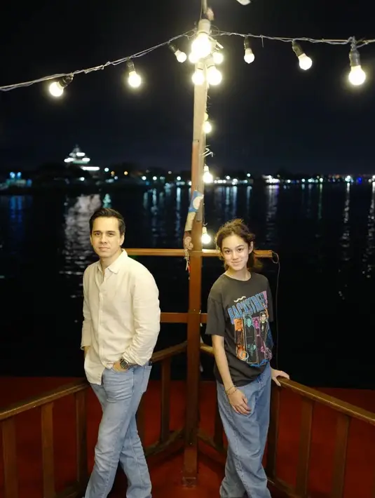 <p>"Malam minggu sama anak gadis di sungai Kapuas," tulis rio.stokhorst sebagai keterangan foto yang diunggah pada 29 April lalu. [Instagram/rio.stokhorst]</p>