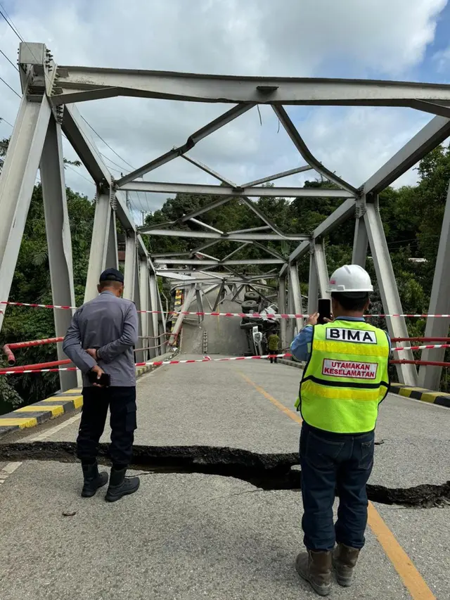 Jembatan Busui di Paser Roboh, Jalan Lintas Kaltim-Kalsel Lumpuh