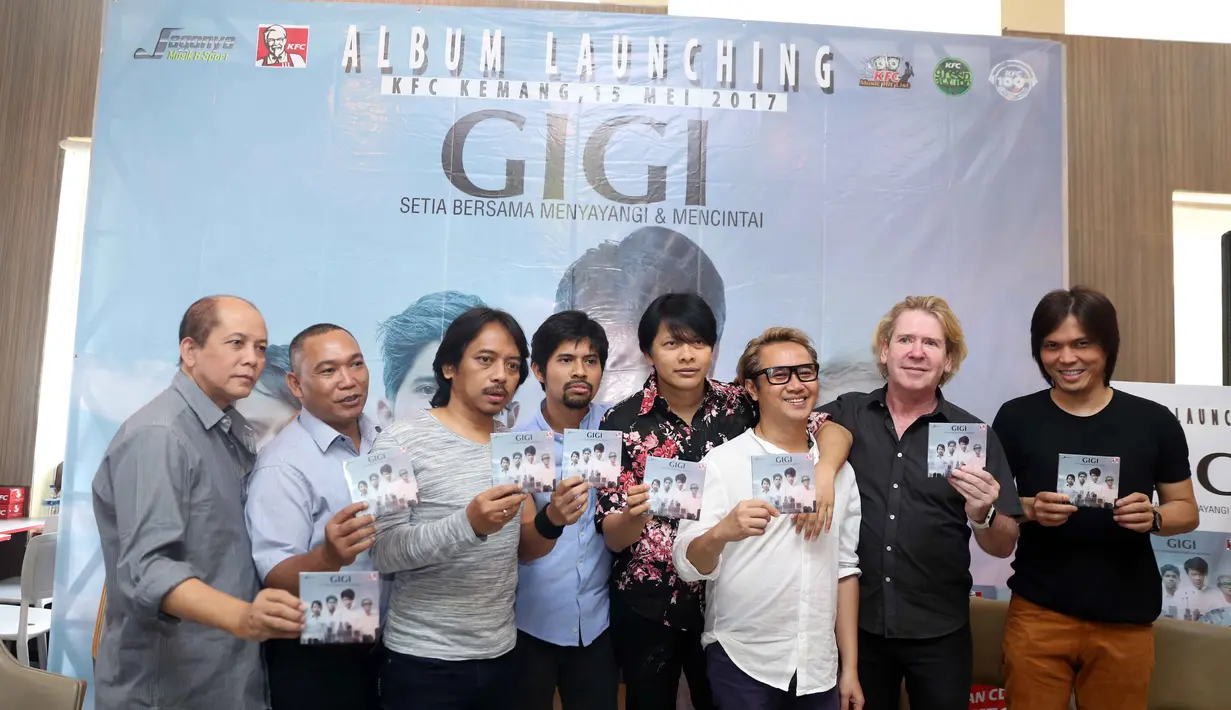 Para personel Gigi Armand Maulana, Dewa Budjana, Thomas Rhamdan, dan Gusti Hendy saat merilis album religi berjudul Setia Bersama Menyayangi dan Mencintai di KFC Kemang, Jakarta Selatan, Senin (15/5). (Nurwahyunan/Bintang.com)