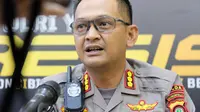 Kabid Humas Polda Gorontalo Kombes Pol. Desmont Harjendro saat diwawancarai soal penyitaan miras (Arfandi Ibrahim/Liputan6.com)