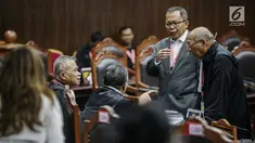 Anggota tim hukum Joko Widodo-Ma'ruf Amin, Luhut Pangaribuan (kiri) berbincang jelang sidang lanjutan sengketa Pilpres 2019 di Gedung MK, Jakarta, Kamis (20/6/2019). Sidang beragenda mendengarkan keterangan saksi dan ahli dari pihak termohon Komisi Pemilihan Umum (KPU). (Liputan6.com/Faizal Fanani)