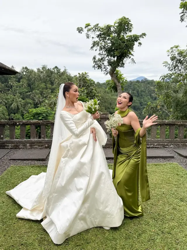 Para Artis dan Seleb yang Nyempetin Foto Bareng Sama Luna Maxim/Ig @mrsayudewi