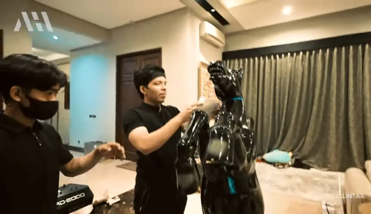 Atta Halilintar buka kado Ultah (Youtube/ AH)