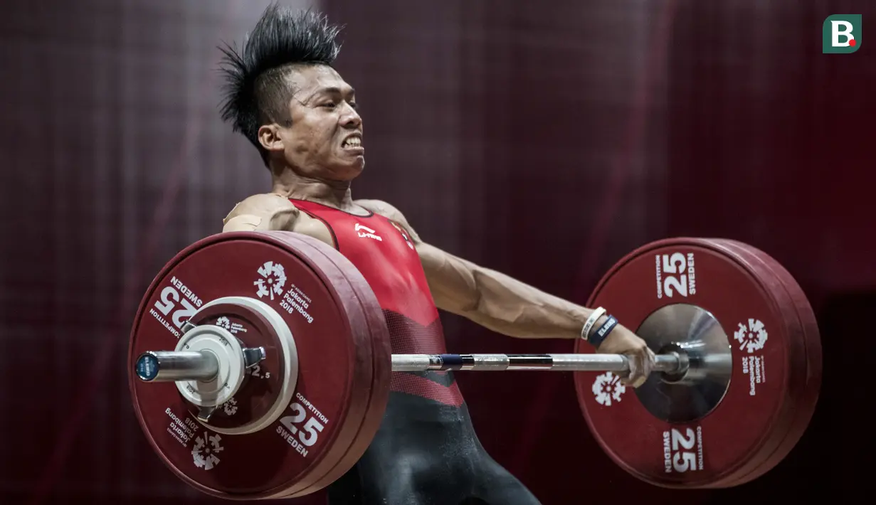 Lifter Indonesia, Deni, saat berlaga pada Asian Games di JIExpo, Jakarta, Rabu (22/8/2018). Deni memastikan lolos ke final setelah berhasil membukukan poin terbaik dengan total angkatan seberat 318 kg. (Bola.com/Vitalis Yogi Trisna)