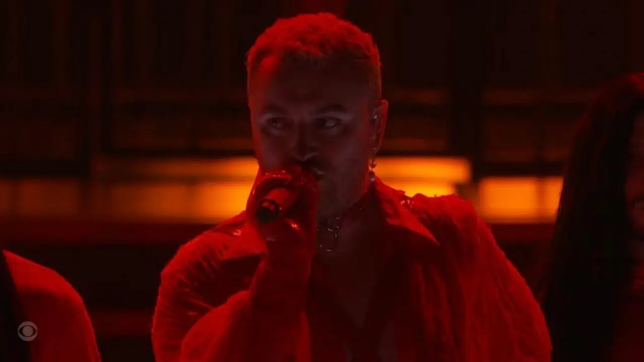 Gaya Nyentrik Serba Merah Sam Smith dan Pasukannya di Grammy Awards 2023 Tuai Kontroversi