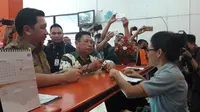 Wakil Walikota Manado, Mor D Bastiaan melakukan transaksi secara live pembelian emas Antam di Kantor Pos Manado.