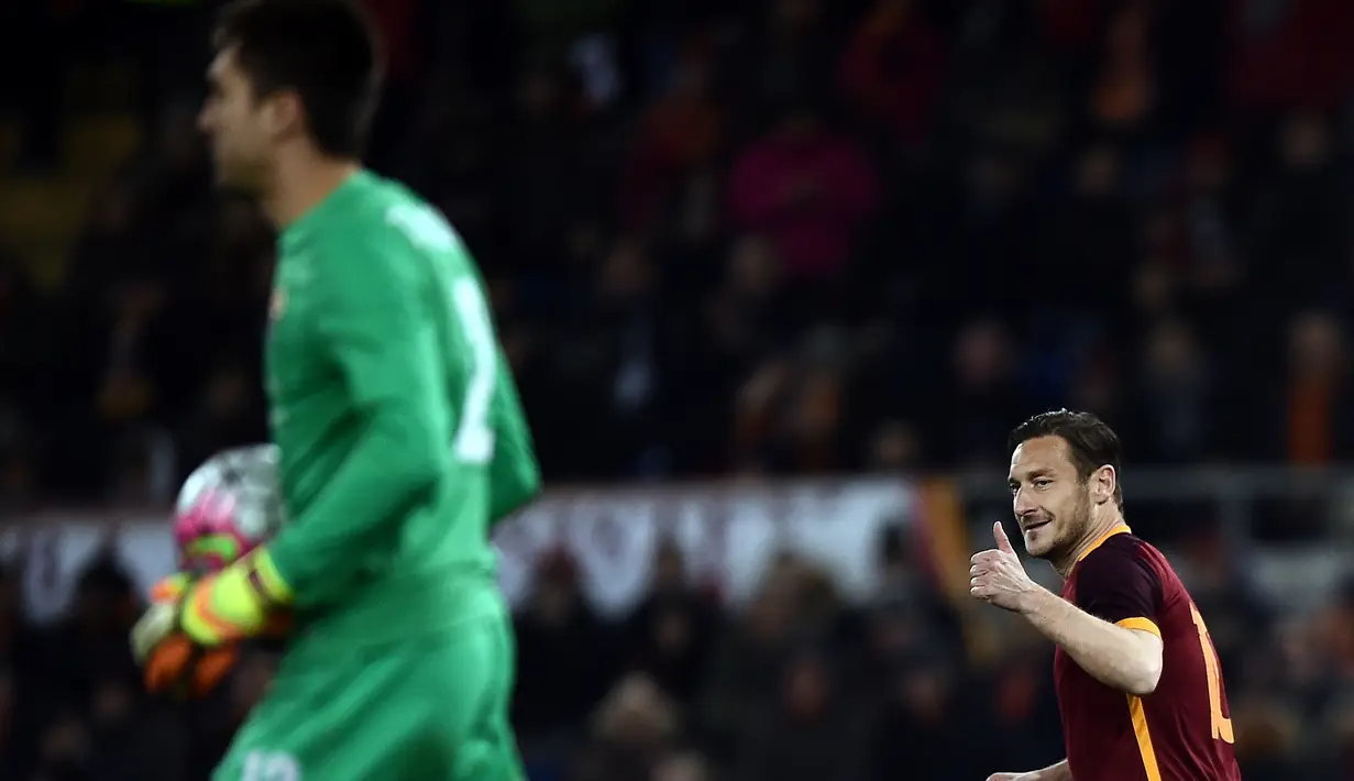 Ekspresi pemain AS Roma, Francesco Totti, saat pertandingan melawan Fiorentina pada laga Serie A Italia di Stadion Olimpico, Roma, Sabtu (5/3/2016) dini hari WIB. (AFP/Filippo Monteforte)