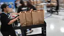 Seorang pekerja mengumpulkan barang pesanan milik pelanggan di pusat gudang toko online Amazon usai resmi dibuka di Singapura, Kamis (27/7). Amazon juga meluncurkan ketersediaan puluhan ribu item untuk dibeli secara daring. (AP Photo/Joseph Nair)