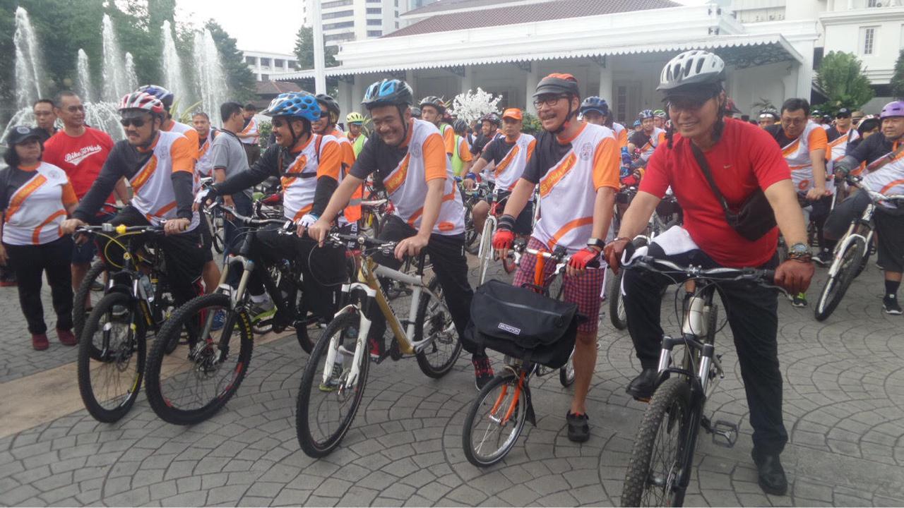 Djarot bersama sejumlah kepala dinas di lingkungan Pemprov DKI dan masyarakat Jakarta menyusuri sejumlah ruas jalan di Jakarta 