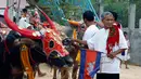 Peserta menyiapkan kerbau untuk balapan dalam Festival Pchum Ben di provinsi Kandal, Rabu (20/9). Balap kerbau ini diselenggarakan sebagai pertanda berakhirnya Festival Pchum Ben yang merupakan upacara kematian bagi warga Kamboja. (AP Photo/Heng Sinith)