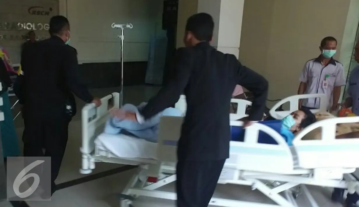 Aktris Julia Perez terbaring dibawa petugas rumah sakit usai menjalani pemeriksaan MRI di RSCM, Jakarta, Rabu (28/12). Julia Perez diketahui mengidap kanker stadium 4. (Liputan6.com/Herman Zakharia)
