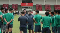 Pelatih Indra Sjafri (tengah) memberi arahan pada pemain saat latihan seleksi Timnas Indonesia U-19 di Lapangan Atang Sutresna, Jakarta, Kamis (6/4). 14 pemain yang pernah berlaga di luar negeri mengikuti seleksi masuk. (Liputan6.com/Helmi Fithriansyah)