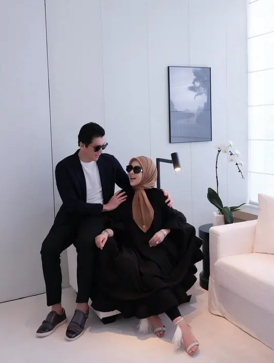 Sedangkan sang suami Reino Barack tampil gentleman dengan kaus putih polos, blazer biru navy, dan celana panjang yang serasi. [Foto: Instagram/princessyahrini]