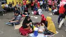 Pengunjung menikmati makan sambil lesehan jelang Closing Ceremony Asian Games 2018 di kawasan Gelora Bung Karno, Jakarta, Minggu (2/9). Kursi yang penuh menyebabkan mereka duduk lesehan. (Liputan6.com/Fery Pradolo)