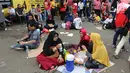 Pengunjung menikmati makan sambil lesehan jelang Closing Ceremony Asian Games 2018 di kawasan Gelora Bung Karno, Jakarta, Minggu (2/9). Kursi yang penuh menyebabkan mereka duduk lesehan. (Liputan6.com/Fery Pradolo)