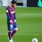 Striker Barcelona, Lionel Messi, tampak lesu usai ditaklukkan Granada pada laga Liga Spanyol di Stadion Camp Nou, Jumat (30/4/2021). Barcelona takluk dengan skor 1-2. (AP/Joan Monfort)