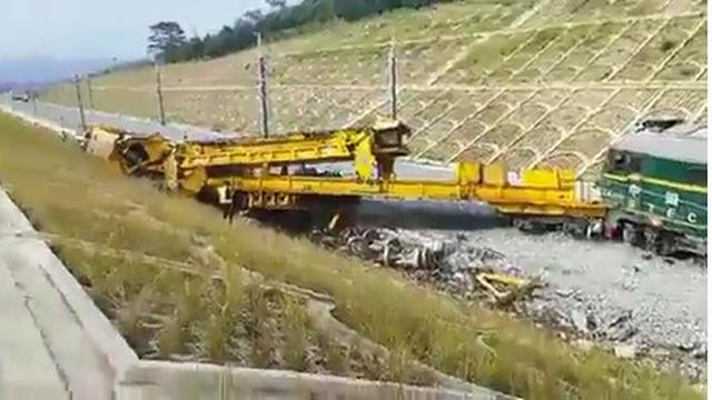 Kereta teknis proyek kereta cepat Jakarta-Bandung (KCJB) keluar jalur di sekitar Cikalongwetan, Bandung Barat.