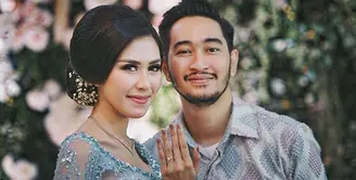 Jeje Govinda telah melamar Syahnaz Sadiwah secara resmi pada Minggu (11/11/2017) di kediaman Syahnaz di Green Andara Residence, Jakarta Selatan. Keduanya pun dikabarkan sudah merencanakan pernikahan. (Instagram/syahnazs)