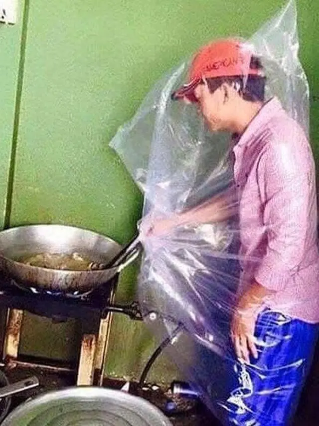 6 Aksi Cowok Bak Perang Saat Masak Ini Nyeleneh, Bikin Ngakak