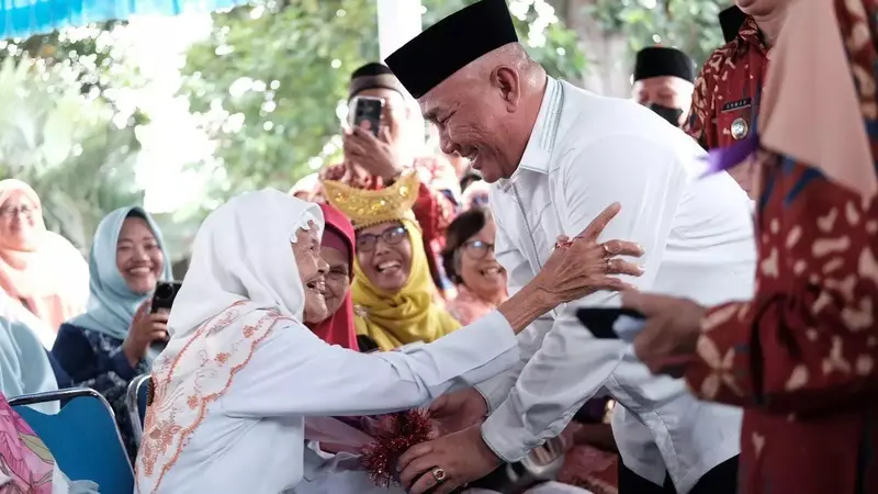 Wali Kota Depok, Mohammad Idris bercengkrama dengan lansia di kantor Kecamatan Sawangan, Depok. (Istimewa)