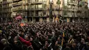 Pendukung pro kemerdekaan Catalonia berkumpul dekat kantor pemerintah di Barcelona, Spanyol, Minggu (25/3). Demonstran memprotes penangkapan mantan pemimpin ekstrem Catalonia, Carles Puigdemont. (AP Photo/Felipe Dana)