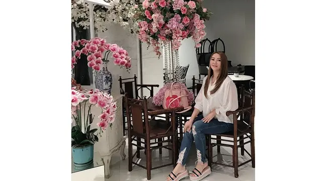 Berseteru dengan Nikita Mirzani, Ini 6 Potret Poppy Kelly Finalis Miss Indonesia 2005