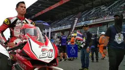 Pebalap Astra Honda Racing Team, Gerry Salim, bersiap jelang balapan ARRC 2017 di Sirkuit Buriram, Thailand, Sabtu (2/12/2017). Gerry Salim menjadi rider Indonesia pertama yang menjuarai ARRC kelas Asia Production 250. (Bola.com/Muhammad Wirawan)