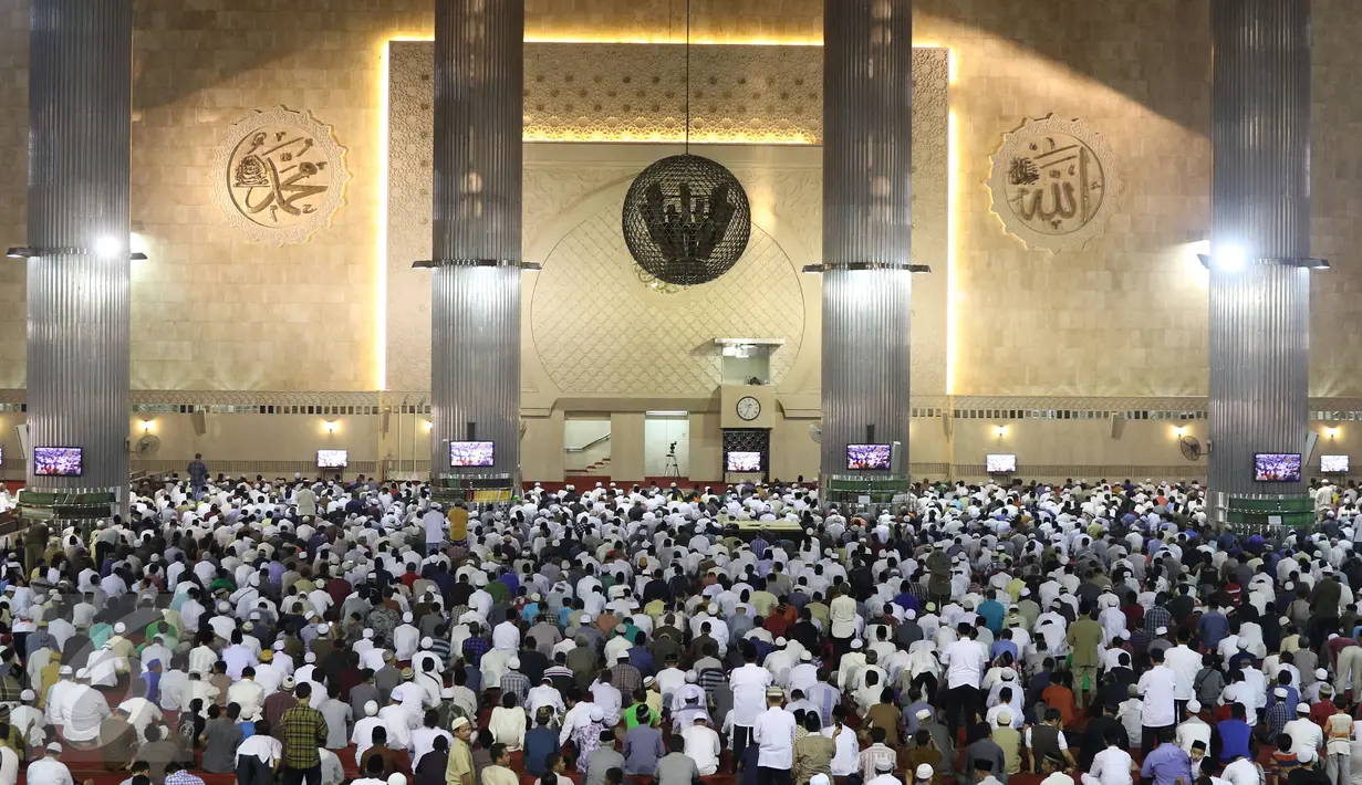 Ratusan warga melakukan salat gerhana matahari di Masjid Istiqlal, Jakarta, Rabu (9/3/2016). Salat gerhana tersebut diadakan sebagai ungkapan syukur atas kuasa Allah SWT. (Liputan6.com/Herman Zakharia)