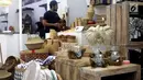 Pengunjung melihat pameran kerajinan nusantara bertajuk Kriya Nusa 2018 di JCC Jakarta, Rabu (26/9). Pameran yang diikuti lebih dari 300 stan kerajinan dan 21 stan kuliner berlangsung hingga 30 September 2018. (Liputan6.com/Angga Yuniar)