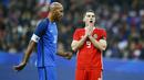 Striker Wales, Sam Vokes, tampak kecewa usai gagal mencetak gol ke gawang Prancis pada laga persahabatan di Stadion Stade de France, Sabtu (11/11/2017). Prancis menang 2-0 atas Wales. (AP/Francois Mori)