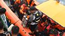 Tim Basarnas menyiapkan operasi penyelaman untuk mencari korban pesawat Lion Air JT- 610 di perairan Karawang, Jawa Barat, Rabu (31/10). Hingga hari ketiga, pencari korban jatuhnya Lion Air JT-610 terus dilakukan. (Liputan6.com/Helmi Fithriansyah)