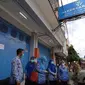 Petugas Dinkes Kota Cirebon menutup toko alkes dari usaha grup apotek Pasuketan karena belasan pegawai farmasi terkonfirmasi positif covid-19. Foto (Liputan6.com / Panji Prayitno)