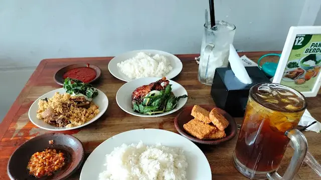 Bebek Goreng H. Slamet: Daging Empuk dan Sambal Korek yang Melegenda