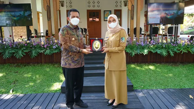 Gubernur Kepulauan Riau, Ansar Ahmad (Kanan) Memberikan Plakat Kenang-Kenangan  Kepada Bupati Banyuwangi Ipuk Fiestiandani (Kiri) di Pendopo Sabah Swagata Blambangan (Istimewa)