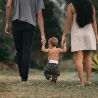 Pertanyaan kecil namun berdampak besar ketika orang tua diam saat anak bertanya, kebingungan dan tanda tanya terbenak pada anak (Foto: Jakob Owens/Unsplash)