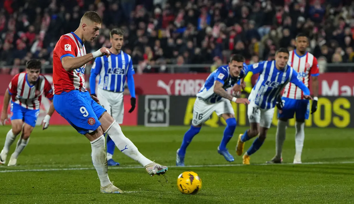 Pemain Girona, Artem Dovbyk mencetak gol ke gawang Deportivo Alaves melalui tendangan penalti pada laga Liga Spanyol 2023/2024 di Montilivi Stadium, Girona, Spanyol, 18 Desember 2023. (AFP/Pau Barrena)