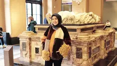 Wanita berusia 31 tahun, tampak sangat trendi mengenakan pakaian berwarna oranye dan hitam. Foto tersebut diambil Ratna saat usia kehamilan 6 bulan. Meski tengah hamil besar, Ratna tetap selalu tampil trendi. (Liputan6.com/IG/@ratnagalih)