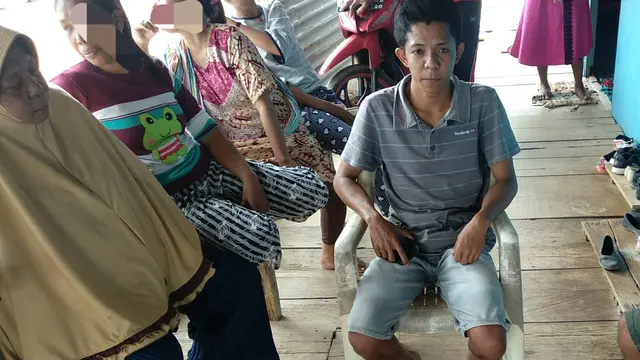 Ibu Faisal, Juma (50) bersama saudara kembarnya, Fauzi.(Liputan6.com/Ahmad Akbar Fua)