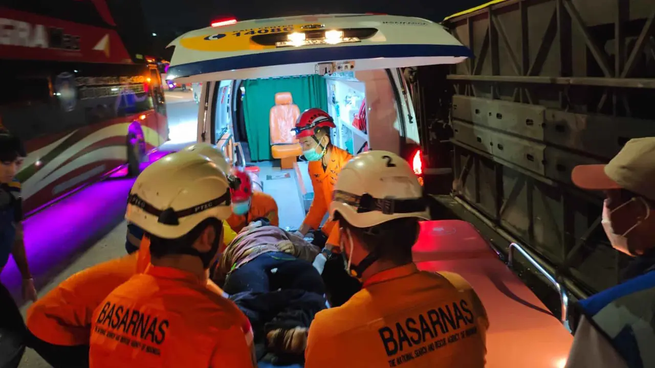 Dramatis, Proses Evakuasi Penumpang Bus PO Cahaya Trans di Tol Semarang