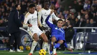 Momen duel pemain Real Madrid, Jude Bellingham dengan penggawa Getafe sekaligus rekan senegaranya di Inggris, Mason Greenwood. (Pierre-Philippe MARCOU / AFP)