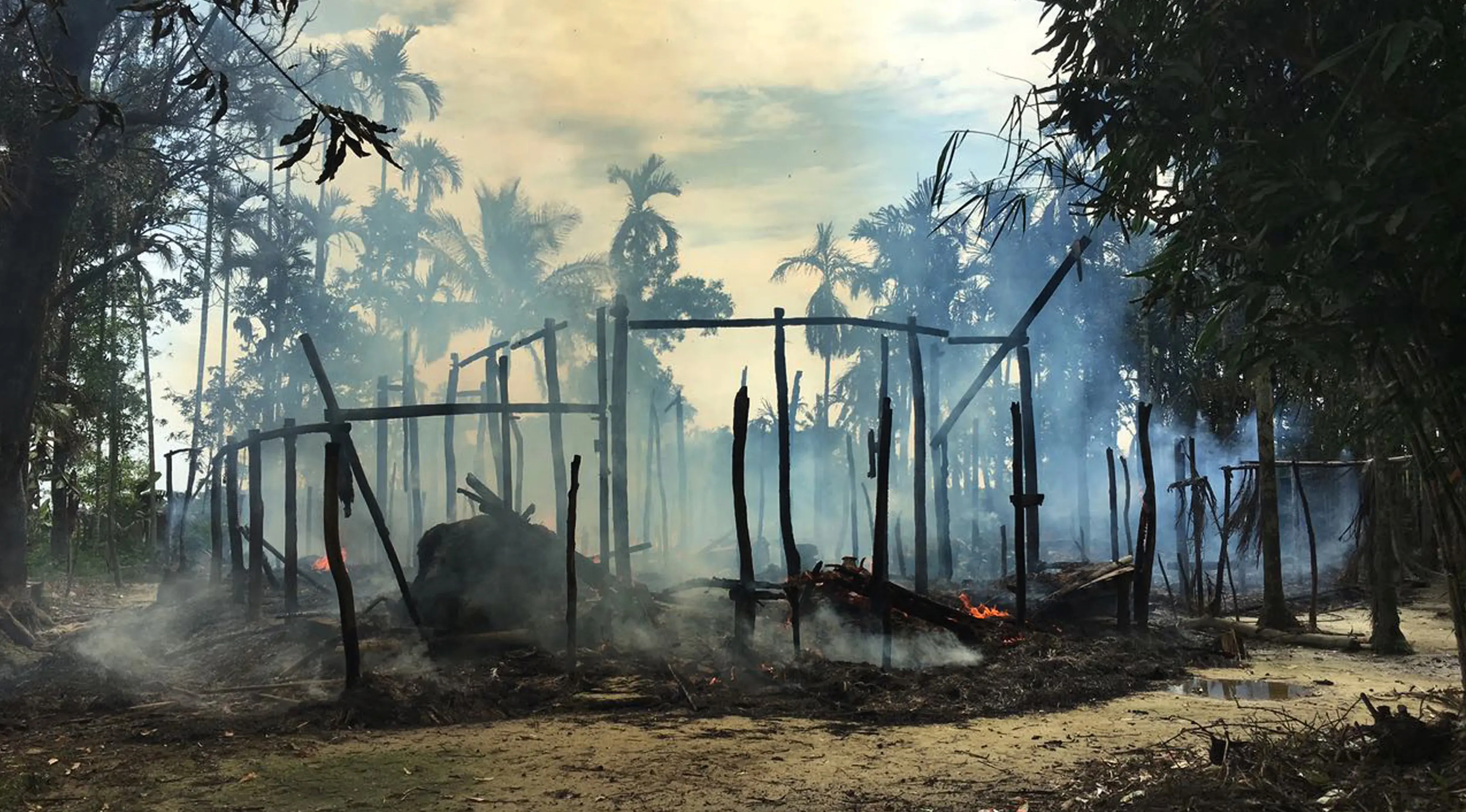 Suasana rumah yang terbakar di desa Gawdu Zara, negara bagian Rakhine utara, Myanmar, (7/9). Seorang wartawan melihat api membakar rumah di desa yang ditinggalkan oleh Muslim Rohingya. (AP Photo)